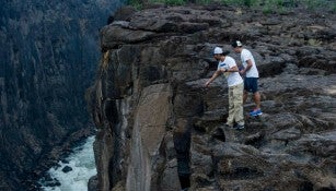 Orlando Duque y Jonathan Paredes observan Cataratas Victoria