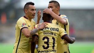 Jugadores de América festejan un gol