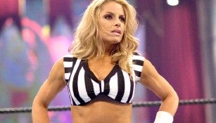 Trish Stratus funje como referee sobre el encordado