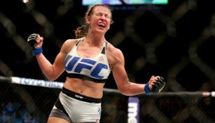 Miesha Tate festeja tras su triunfo contra Holm