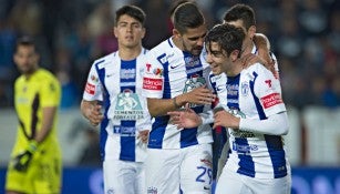 Jara y Pizarro festejan luego de la goleada a Veracruz