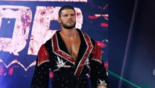 Bobby Roode camina hacia el ring