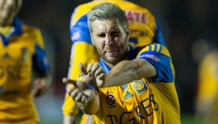 André-Pierre Gignac festeja como en Street Fighter