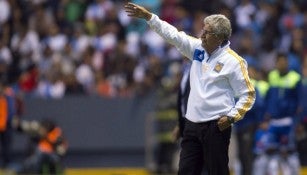 Ricardo Ferretti da indicaciones en partido de Tigres