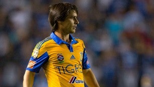 Iván Estrada, observa movimiento de sus compañeros en juego de Tigres