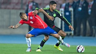 Vidal y Tecatito disputan el esférico en duelo de Copa América