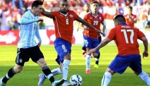 Messi y Vidal en un duelo de la Copa América 2015