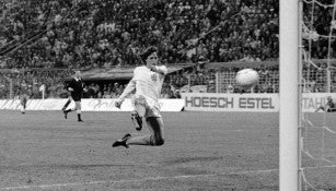 Johan Cruyff consigue un gol frente a Brasil