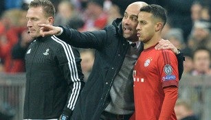 Guardiola da indicaciones a Thiago Alcántara en juego contra la Juve