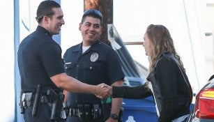 Ronda Rousey saludando a policías en Los Ángeles