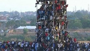 La afición sentada en estructuras metálicas del estadio Kaduna