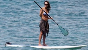 Jessica Alba practicando Paddle Surf en Hawaii