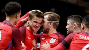 Eric Dier es felicitado por sus compañeros tras anotar el gol de la victoria