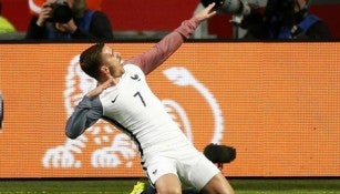 Griezmann festeja con la nueva camiseta de Francia