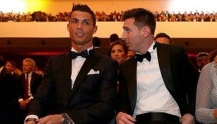 CR7 y Messi platican en la gala del Balón de Oro