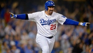 Adrián González festeja con los Dodgers