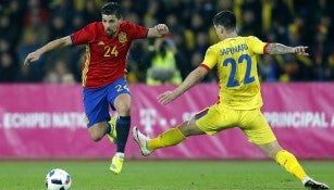 Balón disputado entre Nolito y Sapunaru