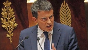 Manuel Valls habla al micrófono en una conferencia