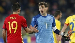 Casillas es felicitado por Mario al término del juego frente a Rumania