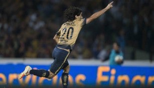 Matías Britos festeja un gol con Pumas