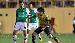 Matías Britos conduce el balón en juego contra Alebrijes