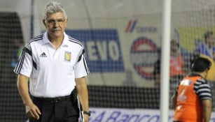 Tuca Ferretti saliendo del terreno de juego