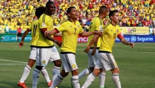 Carlos Bacca festeja uno de sus goles contra Euador