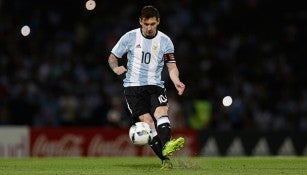 Messi se prepara para cobrar un penalti