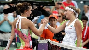 Simona Halep le da la mano a Bacsinszky tras su partido