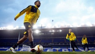 Aubameyang calienta previo a un juego del Dortmund