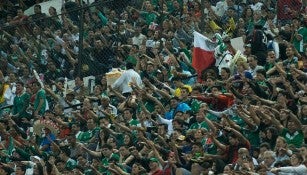 Aficionados mexicanos gritan 'pu..' en el Estadio Azteca