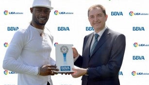 Achille Emaná recibe su premio como MVP de marzo