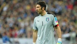 Gianluigi Buffon durante un juego con la Selección de Italia 