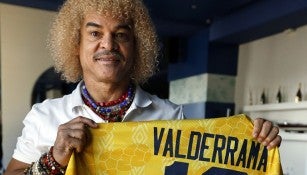 Valderrama, mostrando el jersey de colombia