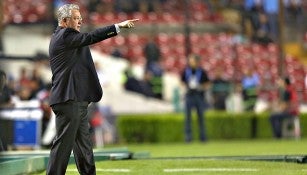 Víctor Manuel Vucetich, dirigiendo en un partido a sus Gallos