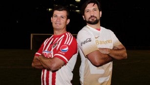 Ramírez y Fonseca posan con las playeras de Chivas y Pumas