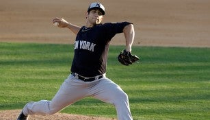 Luis Cessa, lanzando durante un partido de pretemporada