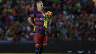 Hristo Stoichkov con un ramo de tulipanes