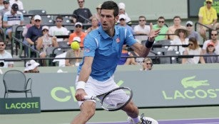 Djokovic se estira para contactar la pelota