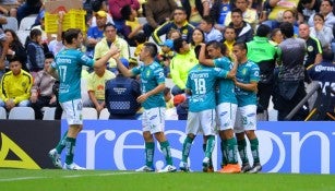 Los jugadores de León celebran una anotación frente al América