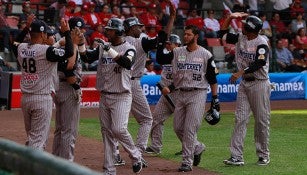 Sultanes festejan tras vencer a los Diablos Rojos