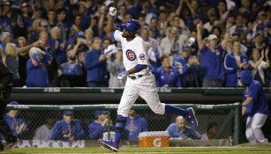 Dexter Fowler corre hacia home después de un cuadrangular