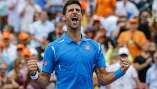 Novak festeja tras conquistar el certamen