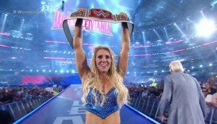 Charlotte presume el nuevo cinturón femenino