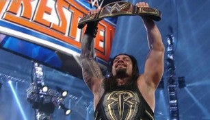 Roman Reigns festeja con el título