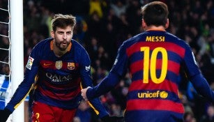 Piqué festeja un gol con Messi