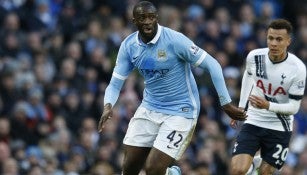 Yaya Touré conduce el esférico en partido contra Tottenham