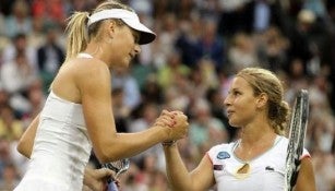 Sharapova y Cibulkova se saludan tras un partido