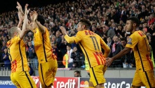 Jugadores del Bacelona festejan un gol contra el Atlético