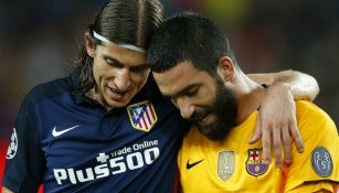 Filipe Luis y Arda Turan durante el duelo de Champions League